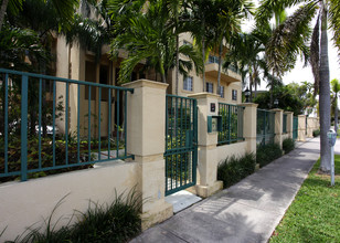 222 Madeira Ave in Coral Gables, FL - Building Photo - Building Photo