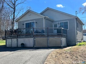 332 Shore Dr in Coventry, CT - Building Photo