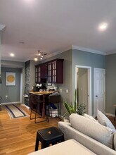 127 Heath St, Unit #2 in Somerville, MA - Foto de edificio - Building Photo