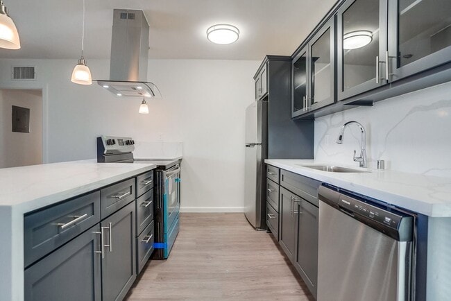 621 E 99th St in Inglewood, CA - Building Photo - Building Photo