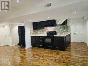 211 Zokol Dr in Aurora, ON - Building Photo - Building Photo