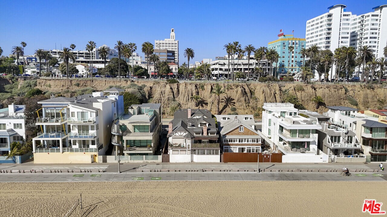 1362 Palisades Beach Rd in Santa Monica, CA - Building Photo