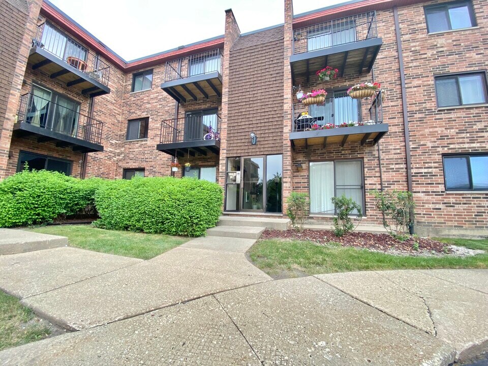 1791 W Algonquin Rd in Mount Prospect, IL - Building Photo