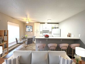 Lincoln Crest Apartments - Renovated Apart... in Stockton, CA - Building Photo - Interior Photo