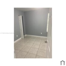 18500 NE 1st Ct-Unit -1 in Miami, FL - Building Photo - Building Photo