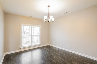 303 Cadet Ct in Spring Hill, TN - Foto de edificio - Building Photo