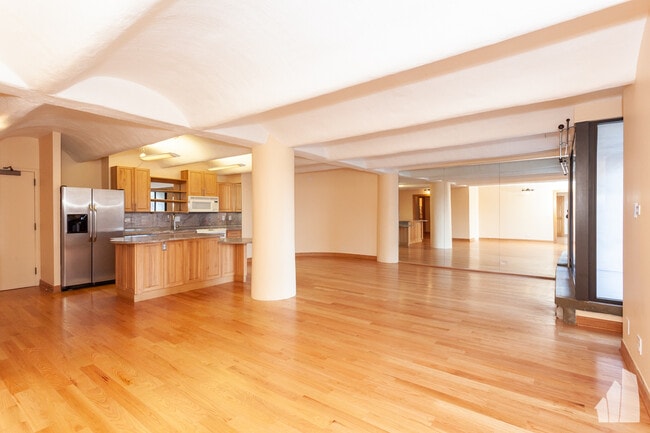 345 N Canal St in Chicago, IL - Foto de edificio - Building Photo