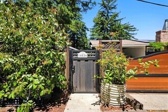 14826 Skyline Blvd in Woodside, CA - Foto de edificio - Building Photo