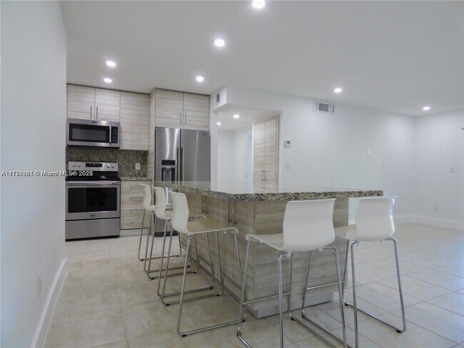 10355 N Kendall Dr in Miami, FL - Building Photo - Building Photo