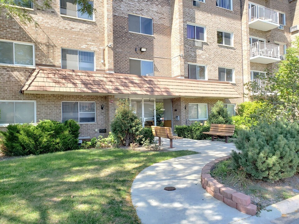 10373 Dearlove Rd in Glenview, IL - Building Photo