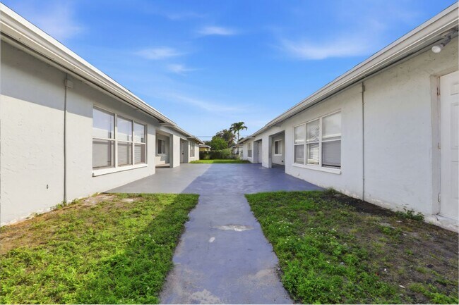 5704 NW 28th St in Lauderhill, FL - Foto de edificio - Building Photo