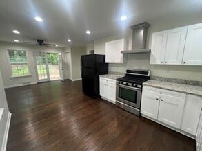 2032 S Akin Dr in Atlanta, GA - Building Photo - Building Photo