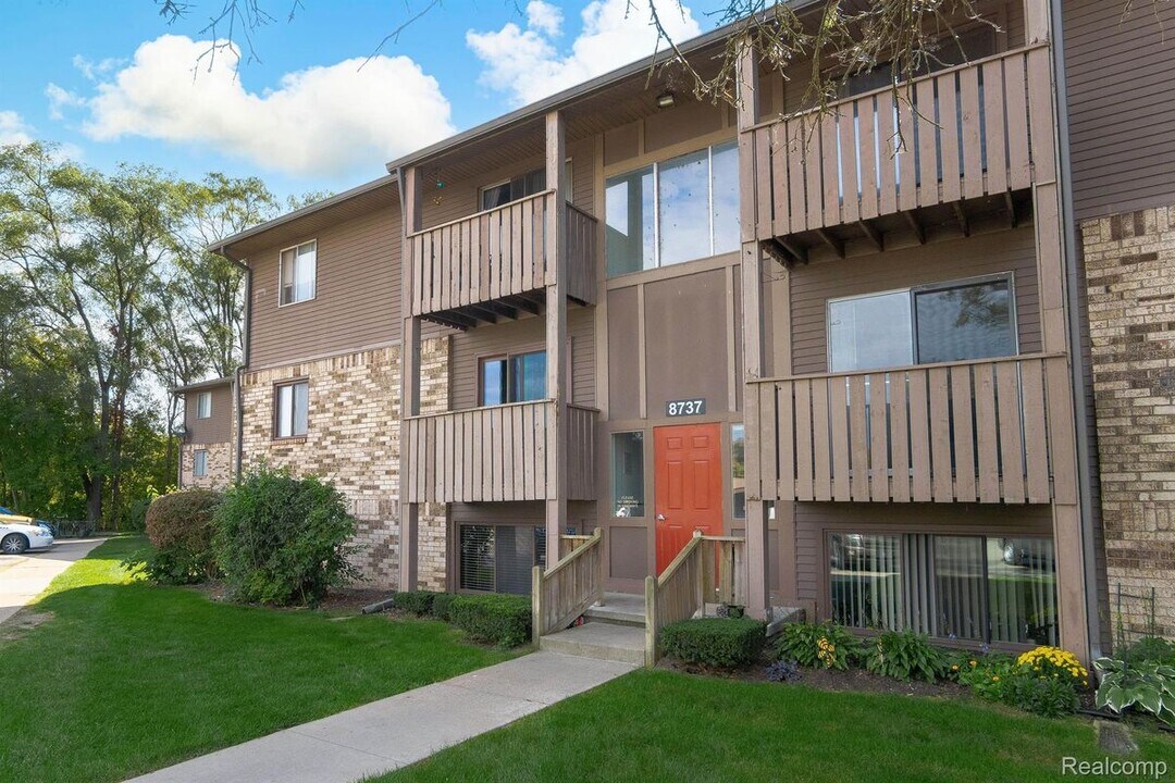 8737 Greenwillow St in Brighton, MI - Building Photo