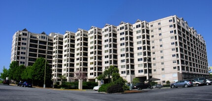 The Harbours Condominiums in Jeffersonville, IN - Building Photo - Building Photo