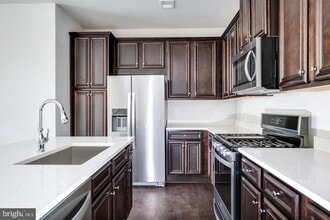 13382 Arrowbrook Centre Dr in Herndon, VA - Building Photo - Building Photo