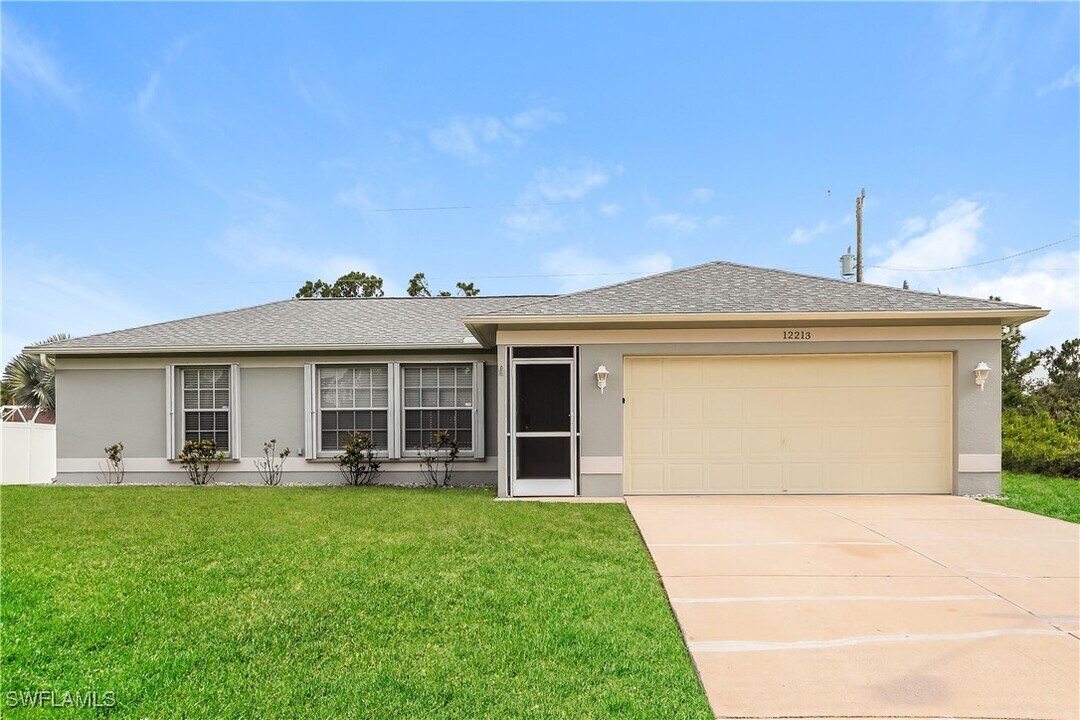12213 Strett Ave in Port Charlotte, FL - Foto de edificio