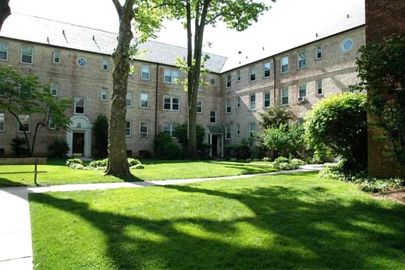 Baldwin Gardens Apartments in Baldwin, NY - Building Photo - Building Photo