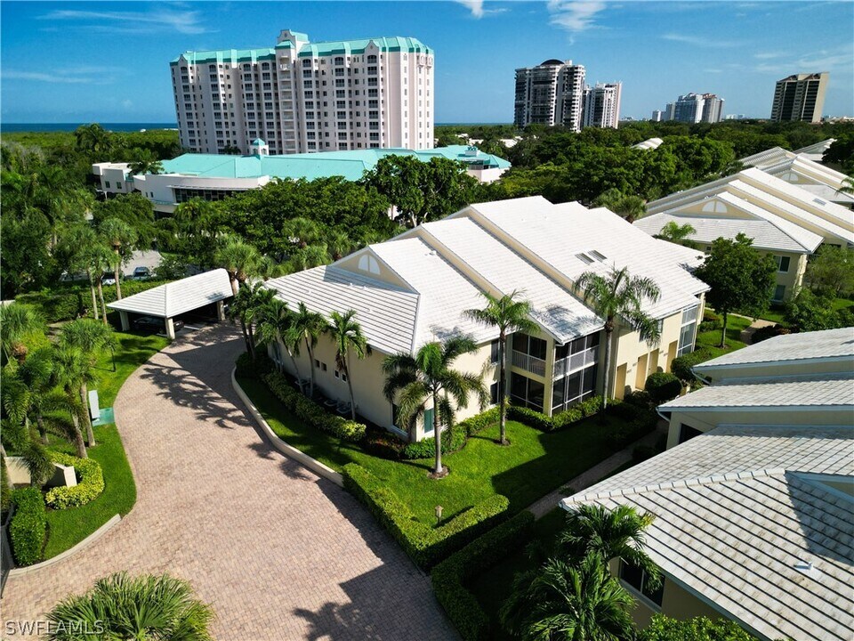 5811 Glencove Dr in Naples, FL - Building Photo