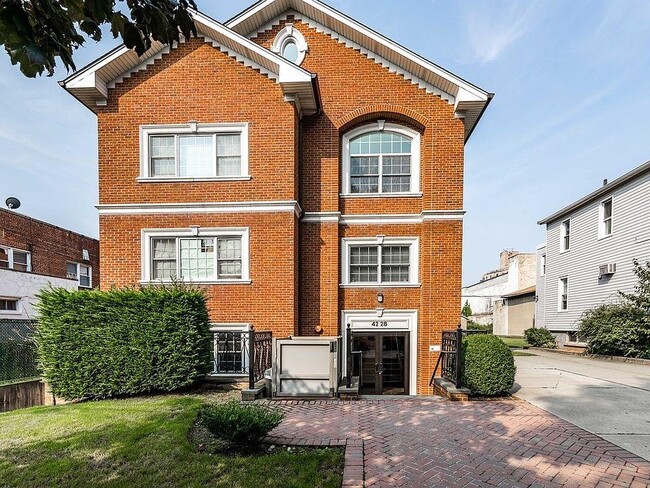 property at 42-28-42214 214th Pl
