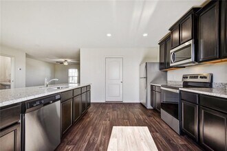 525 Riverdale Cove in Jarrell, TX - Building Photo - Building Photo