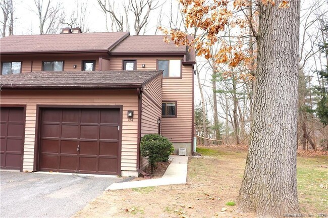 124 Wynwood Dr in Enfield, CT - Building Photo - Building Photo