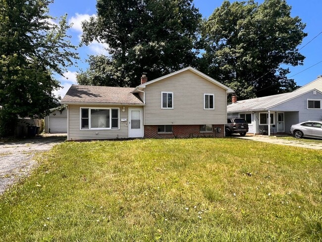 210 Kenyon Rd in Eastlake, OH - Building Photo - Building Photo