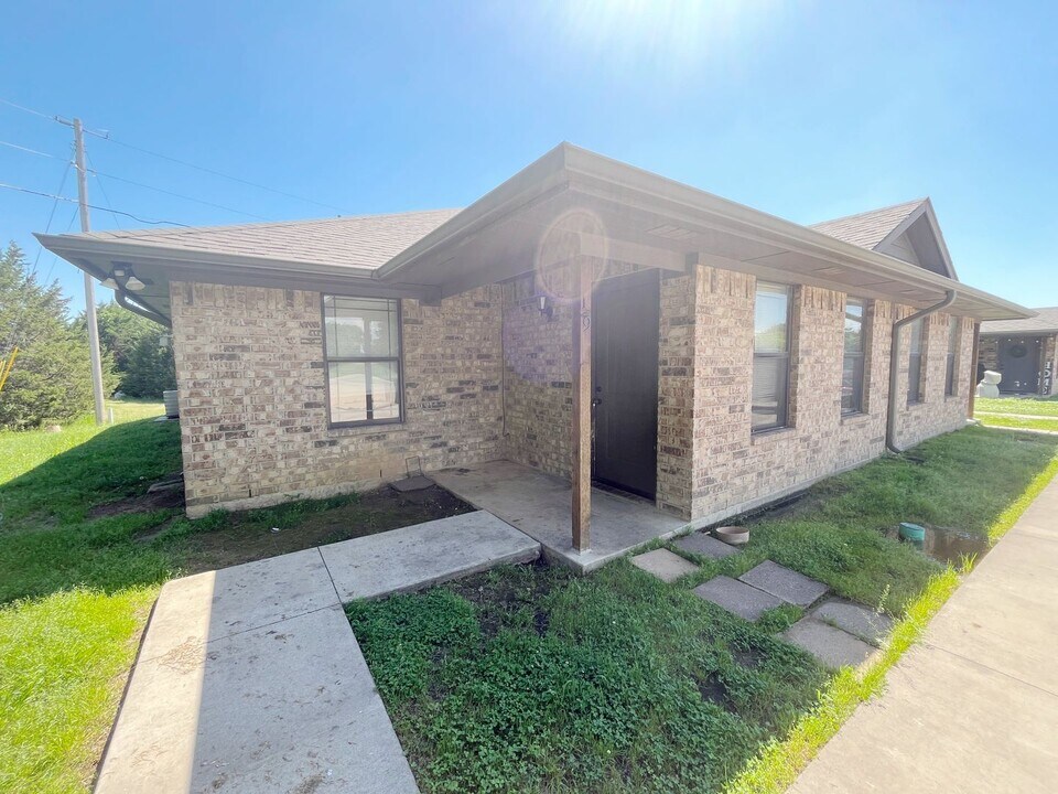 103 Mockingbird Xing in Durant, OK - Building Photo