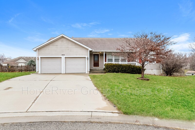 3806 Lexington Ct in Leavenworth, KS - Building Photo