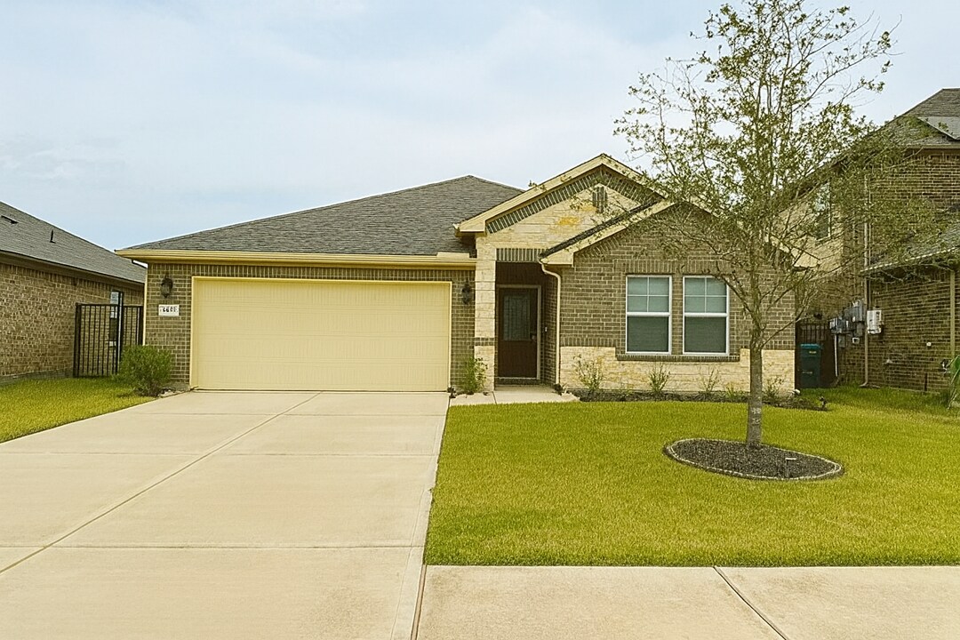 1403 Cascade Hls Dr in Arcola, TX - Building Photo