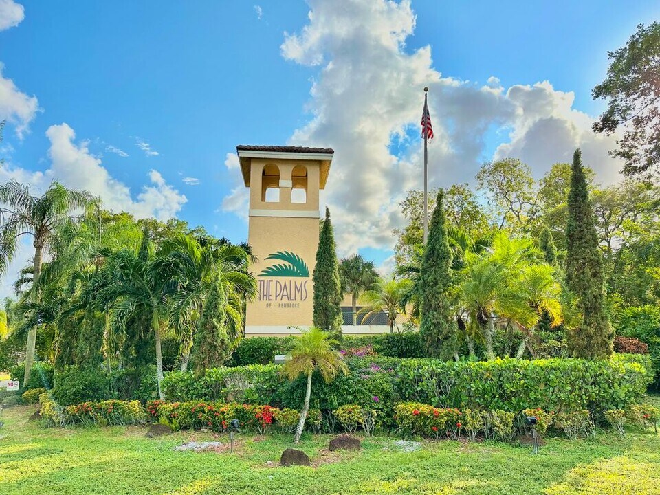 351 Palm Way in Pembroke Pines, FL - Foto de edificio