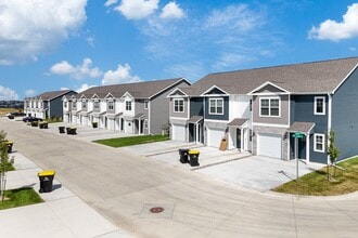 Painted Woods Villas in Waukee, IA - Building Photo - Building Photo