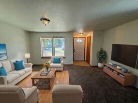 6810 Aster St in Springfield, OR - Building Photo