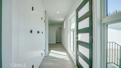 22135 Kittridge St in Los Angeles, CA - Building Photo - Building Photo