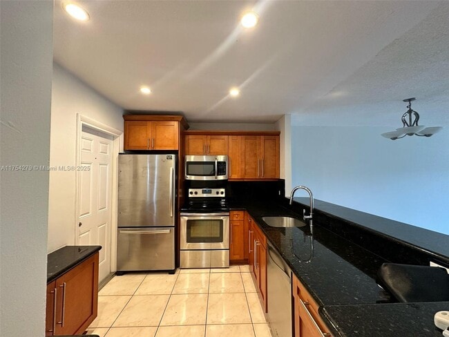 608 NE 2nd St in Dania Beach, FL - Building Photo - Building Photo