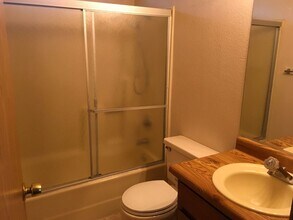 2516 Sabre Ct in Redding, CA - Foto de edificio - Building Photo