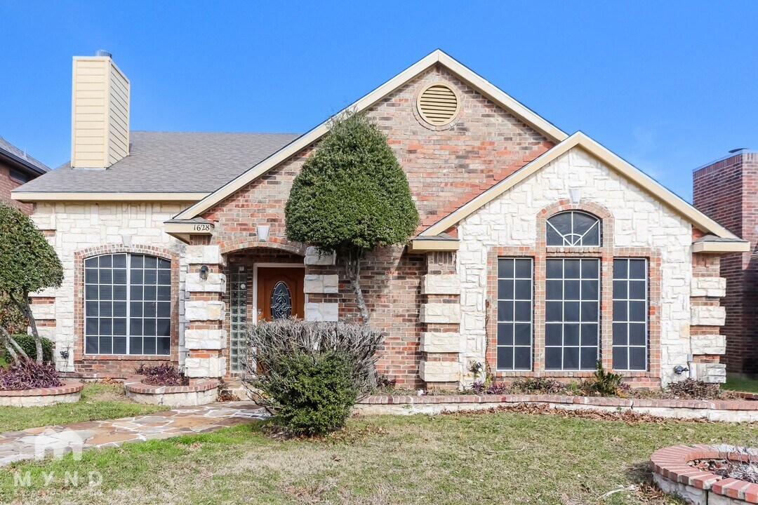 1628 Mockingbird Ln in Desoto, TX - Building Photo