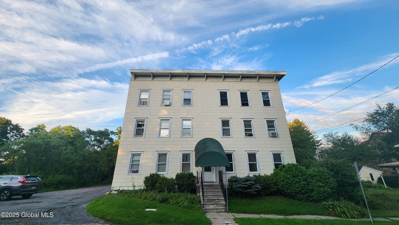 18 Russell St in Saratoga Springs, NY - Building Photo