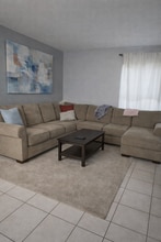 3731 SW 60th Ave in Davie, FL - Foto de edificio - Building Photo