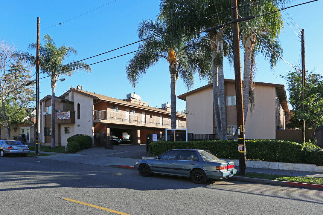 Villa Terrace in Santa Ana, CA - Building Photo