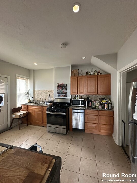 212 California St, Unit 1 in Newton, MA - Building Photo