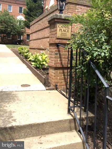 1211 N Pitt St in Alexandria, VA - Building Photo