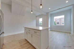 1746 N California Ave, Unit 2 in Chicago, IL - Building Photo