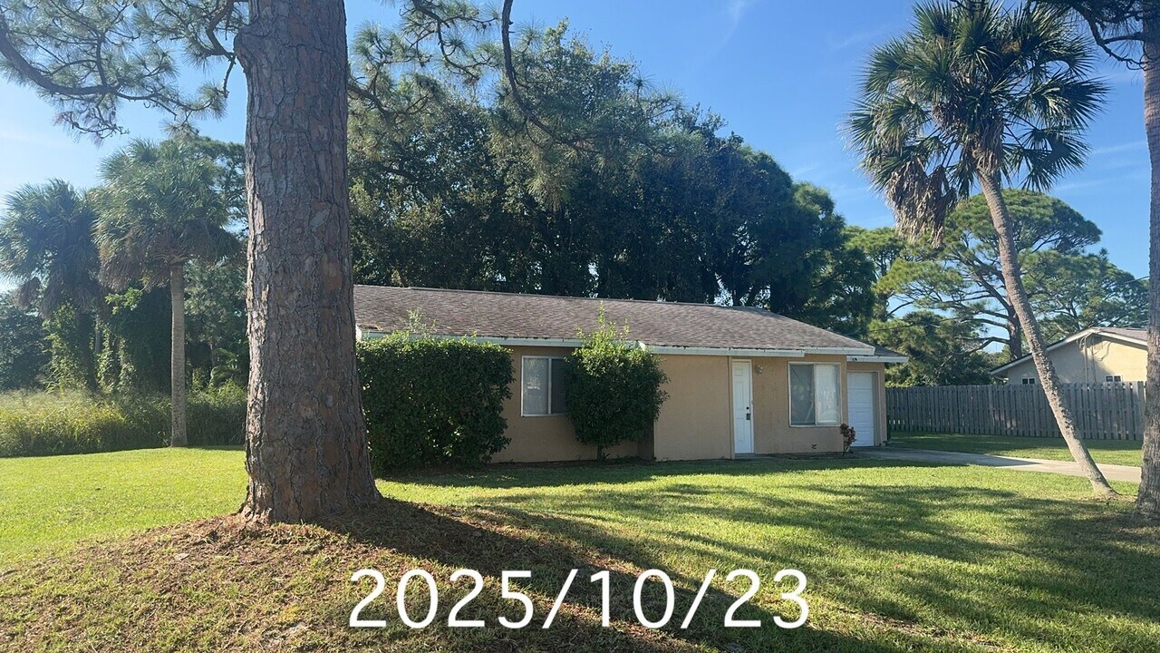 298 Capron Rd in Cocoa, FL - Building Photo