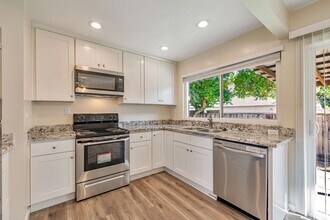 544 Alberta Ave in Sunnyvale, CA - Building Photo - Building Photo