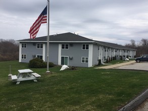 Country Manor Apartments in Pomfret Center, CT - Building Photo - Building Photo