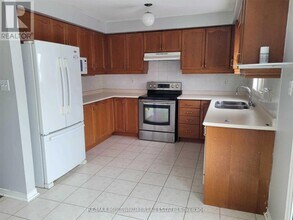17 Manitoba Pl in Brampton, ON - Building Photo - Building Photo