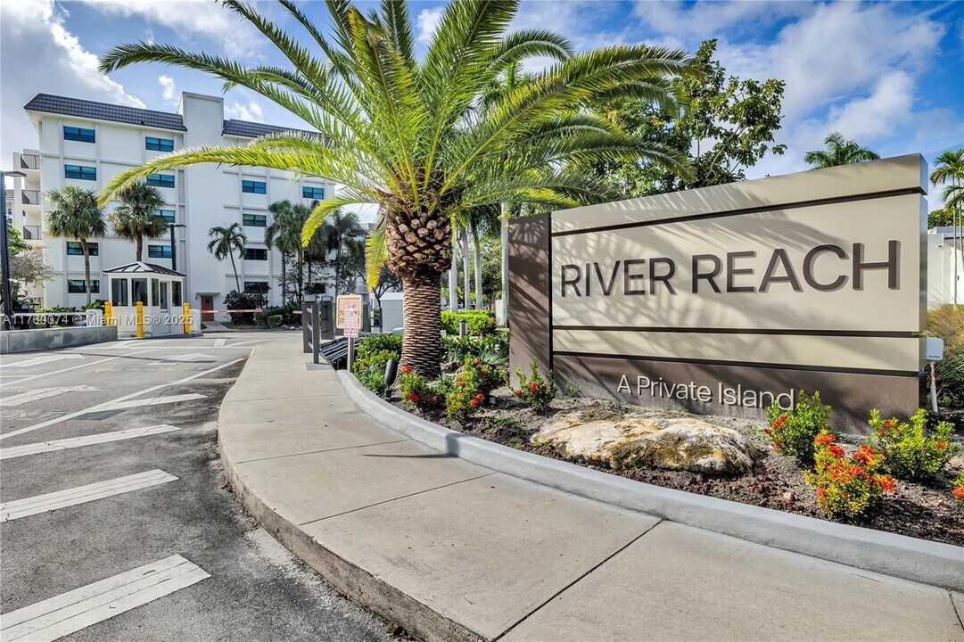 1350 River Reach Dr in Fort Lauderdale, FL - Foto de edificio