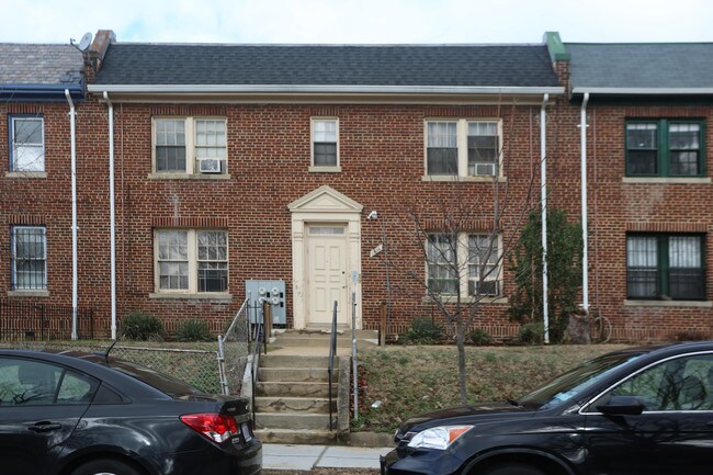 1806 C St SE