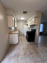 1909 E Stassney Ln in Austin, TX - Foto de edificio - Building Photo