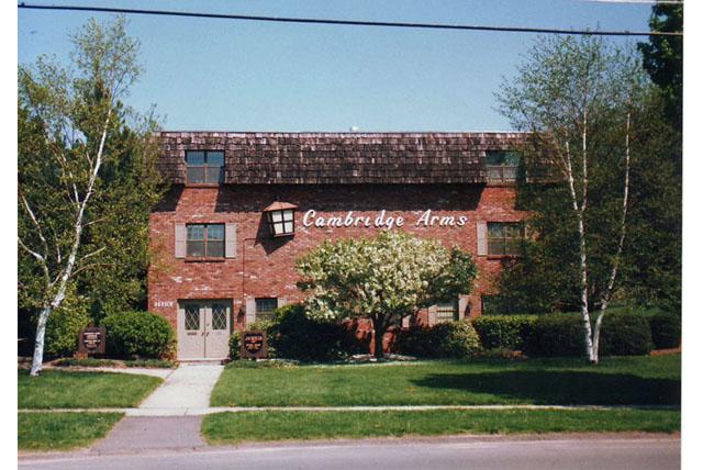 Cambridge Arms in Newington, CT - Foto de edificio